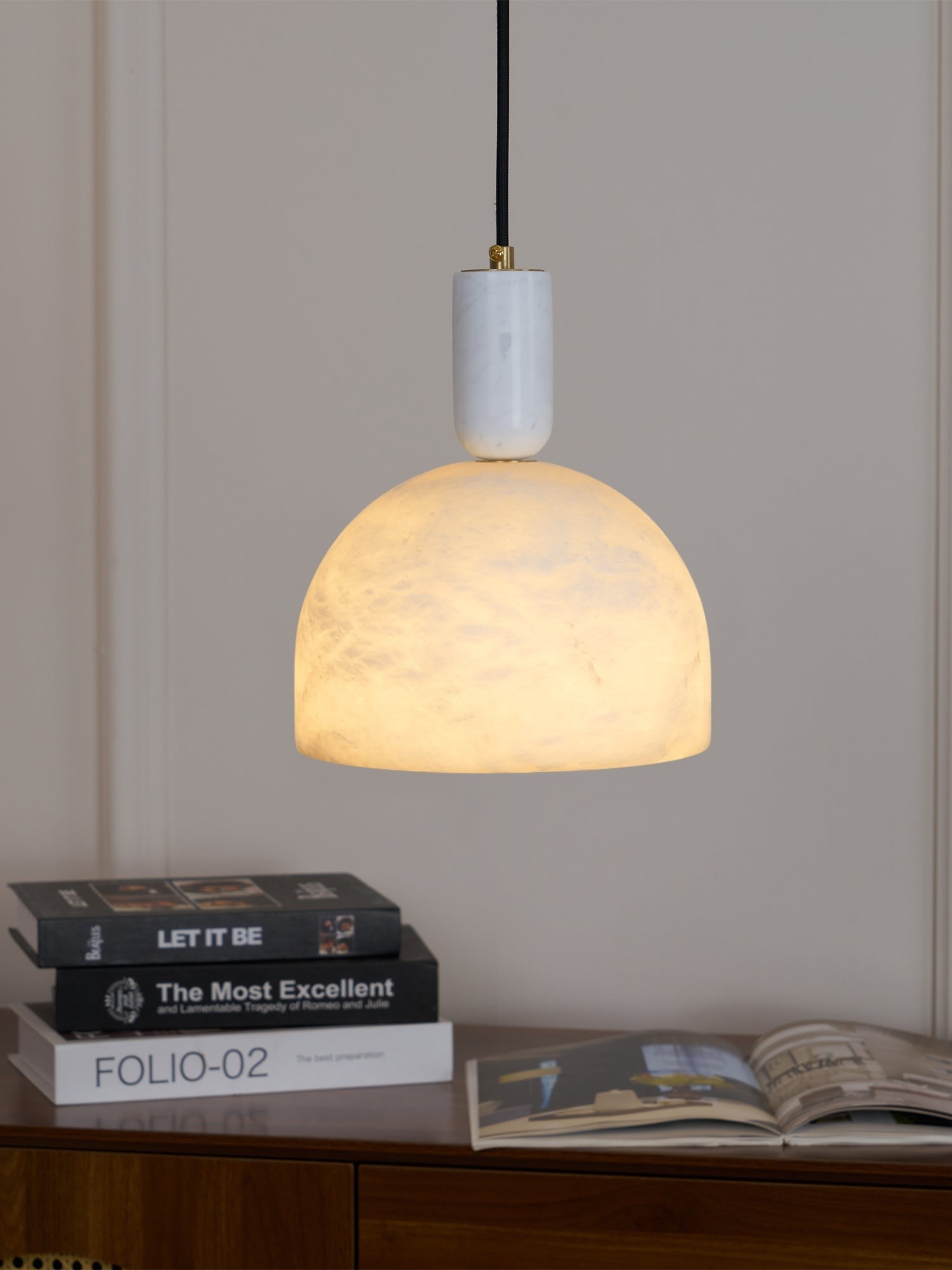 blair-alabaster-pendant-light-42_1ca79149-5da6-406c-82b3-3c31dcaa9eb3.jpg