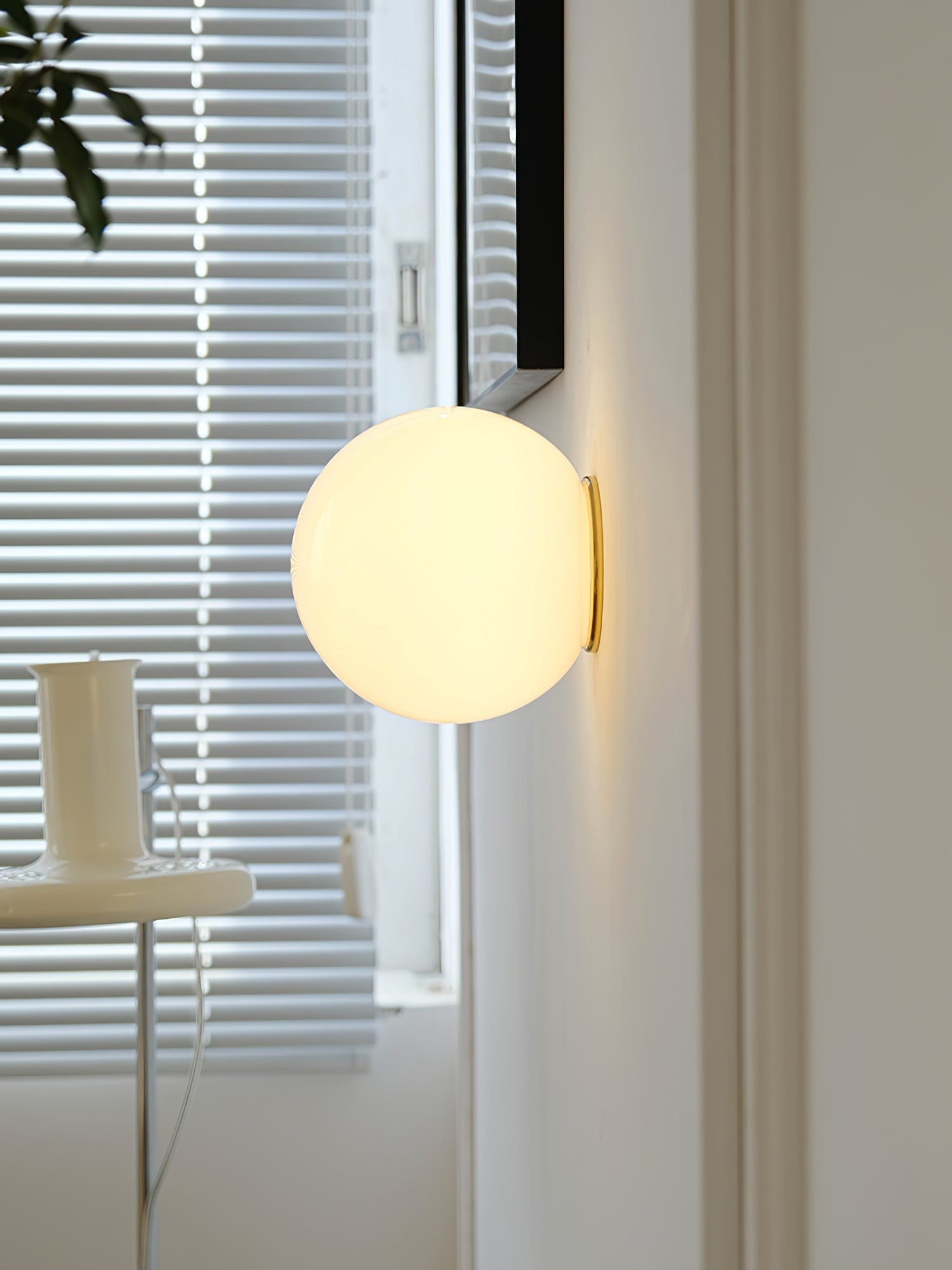 glass-mini-orb-wall-lamp-8_ddd21f99-0cb4-4ed9-b4ae-9a0d62b61e81.jpg