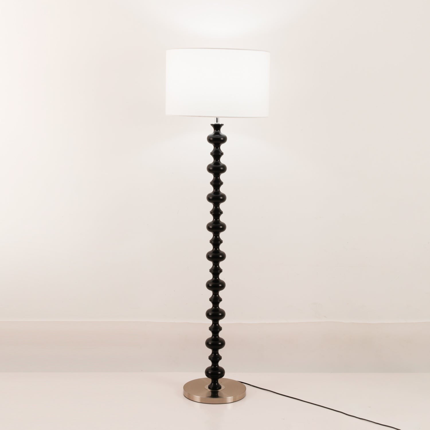 vera-modern-sculptural-floor-lamp-11_0e14c4e4-bf6b-488d-9b7a-4326b074ab9c.jpg